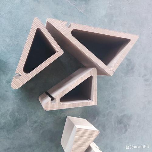 板是一種由吸音材料和隔音材料組成的復合材料,具有良好的隔音,隔熱