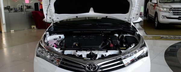 卡羅拉發(fā)動機倉怎么開